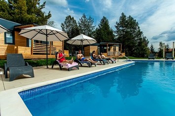 Glampingunterkunft: Schwimbad mit Liegestühle und Sonnenschirme - Mobilheime auf Plitvice Holiday Resort
