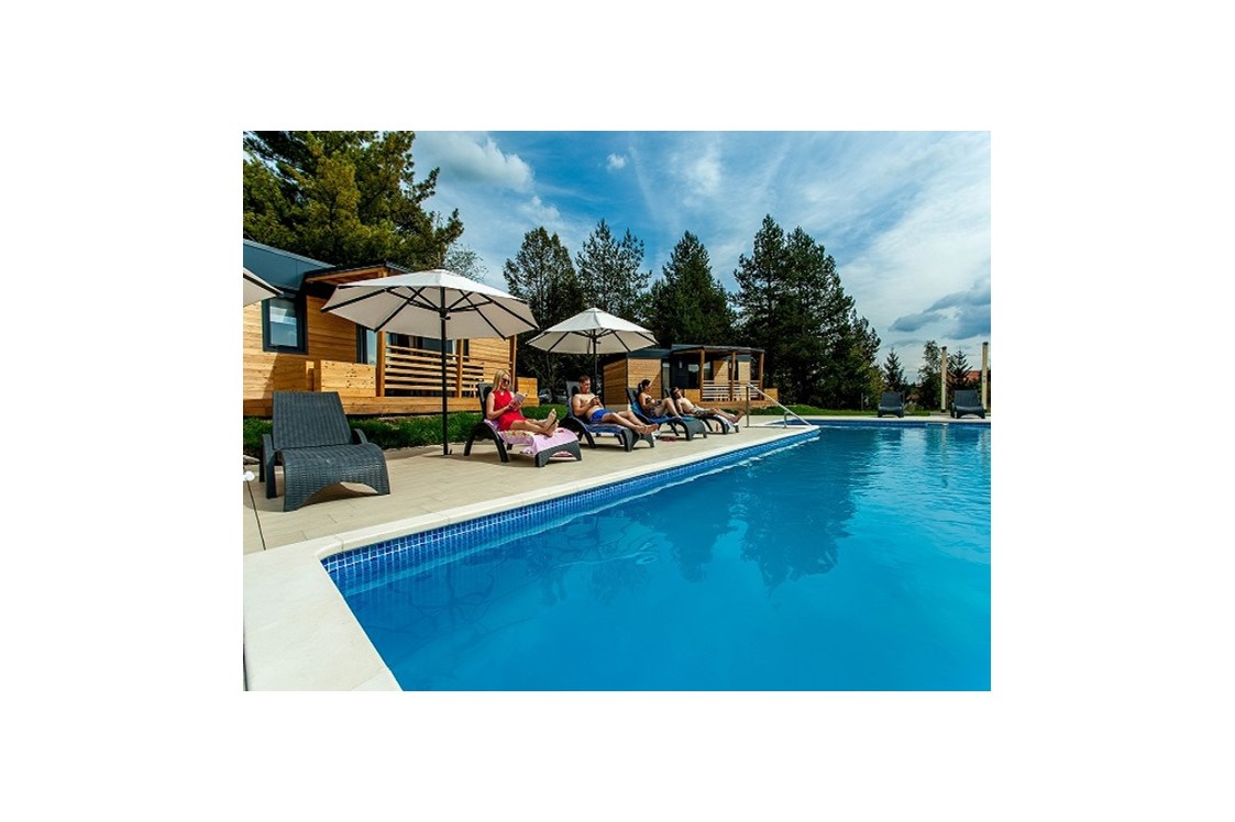 Glampingunterkunft: Schwimbad mit Liegestühle und Sonnenschirme - Mobilheime auf Plitvice Holiday Resort