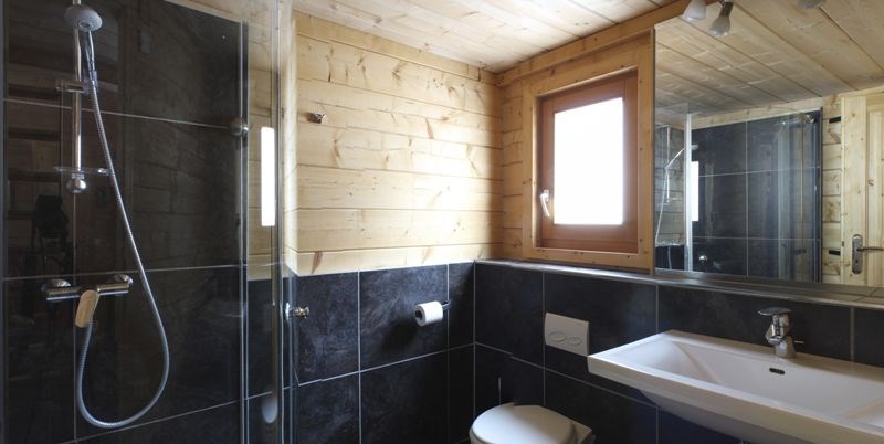 Glampingunterkunft: Badezimmer - Blockhäuser auf Camping Langenwald
