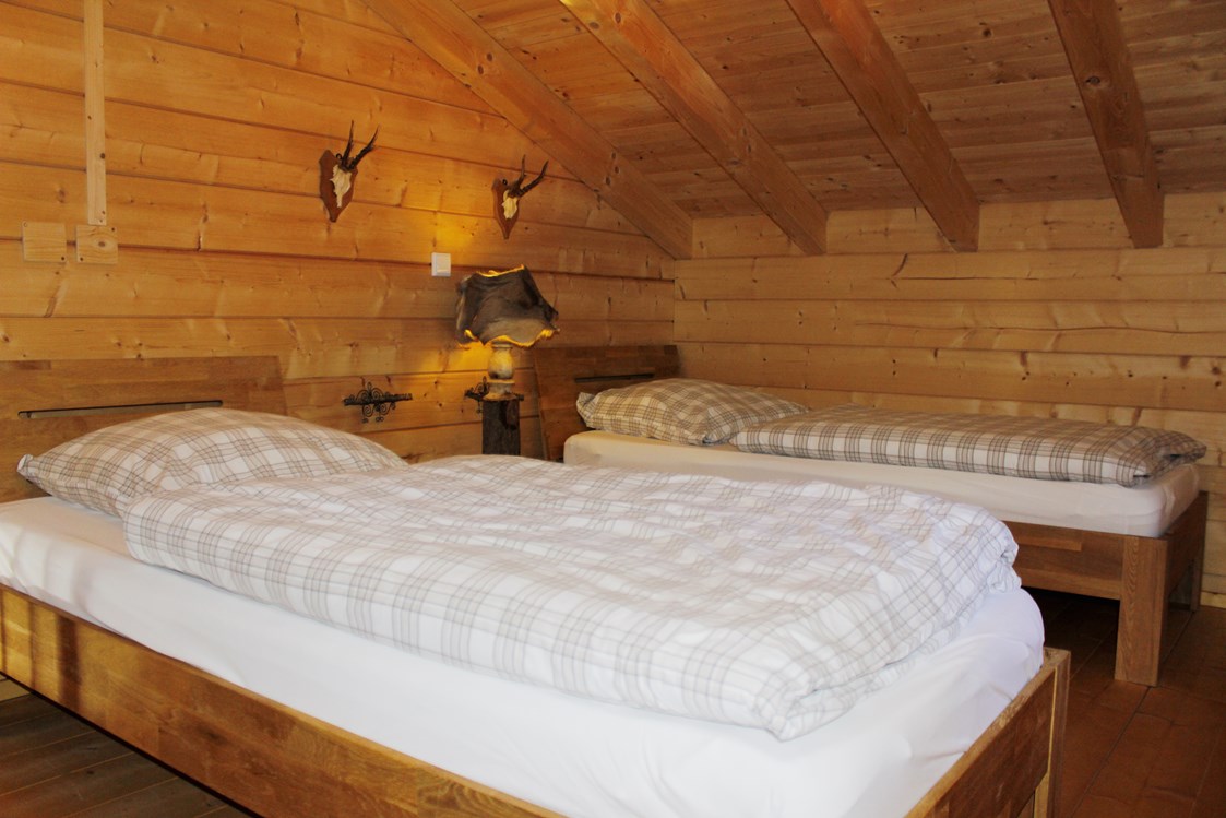 Glampingunterkunft: Jagdhütte - Schlafboden mit zwei Einzelbetten - Blockhäuser auf Camping Langenwald