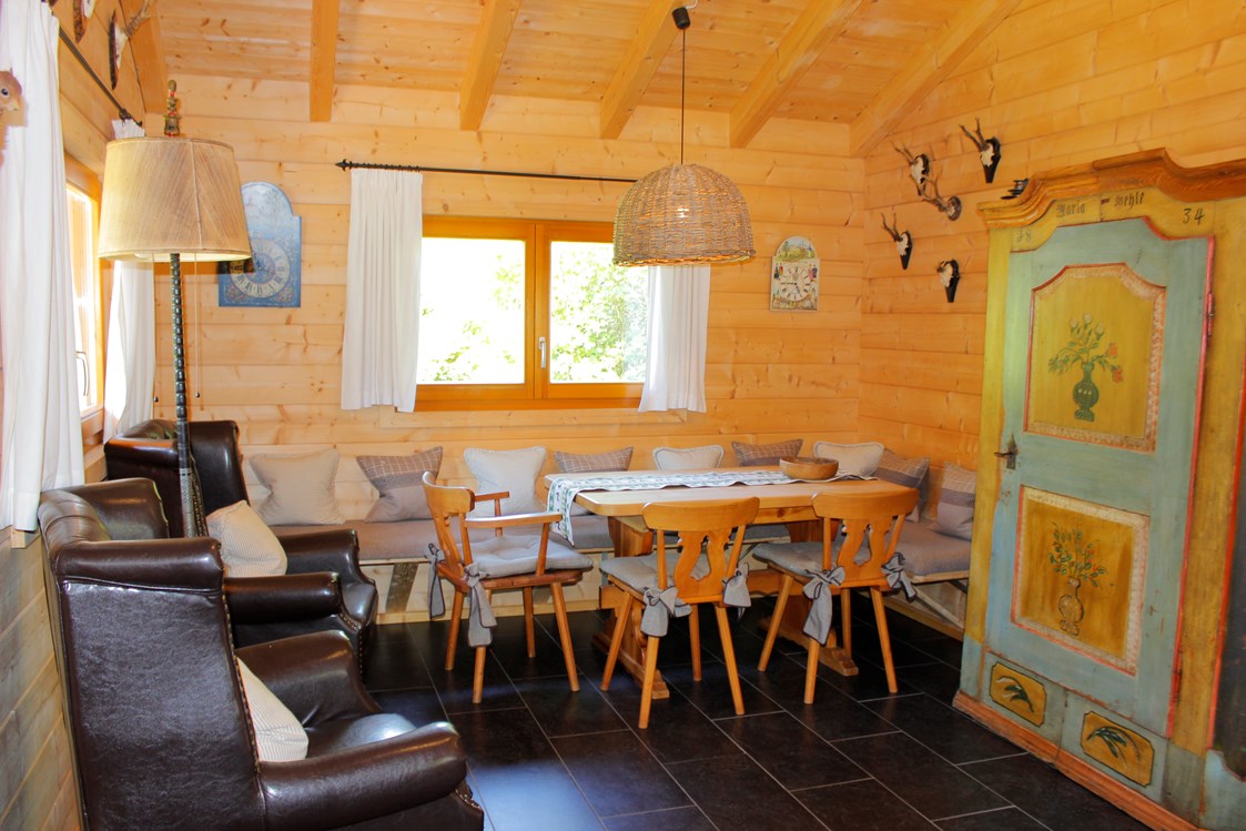Glampingunterkunft: Jagdhütte - Wohnküche - Blockhäuser auf Camping Langenwald