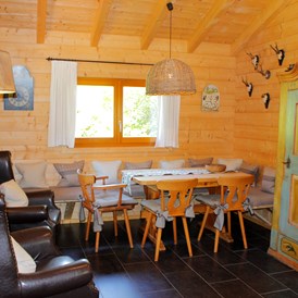 Glampingunterkunft: Jagdhütte - Wohnküche - Blockhäuser auf Camping Langenwald