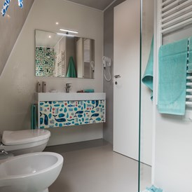 Glampingunterkunft: Badezimmer mit Dusche - Marina Azzurra Resort