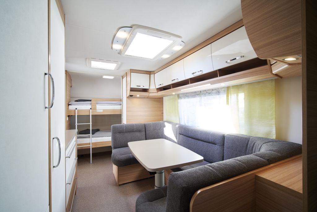 Glampingunterkunft: Innenansicht Etagenbetten und Sitzecke, diese kann zu einem weiteren Doppelbett umgebaut werden - Luxuswohnwagen Premium in Kirchzarten / Schwarzwald