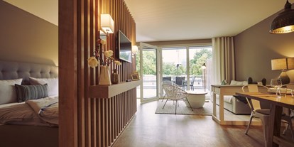 Luxuscamping - PLZ 79199 (Deutschland) - Blick in den hellen Wohn- und Schlafbereich - luxuriöse Ferienwohnung  in Kirchzarten / Schwarzwald