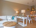 Glampingunterkunft: Wohn- und Essbereich mit Küchenzeile - luxuriöse Ferienwohnung  in Kirchzarten / Schwarzwald