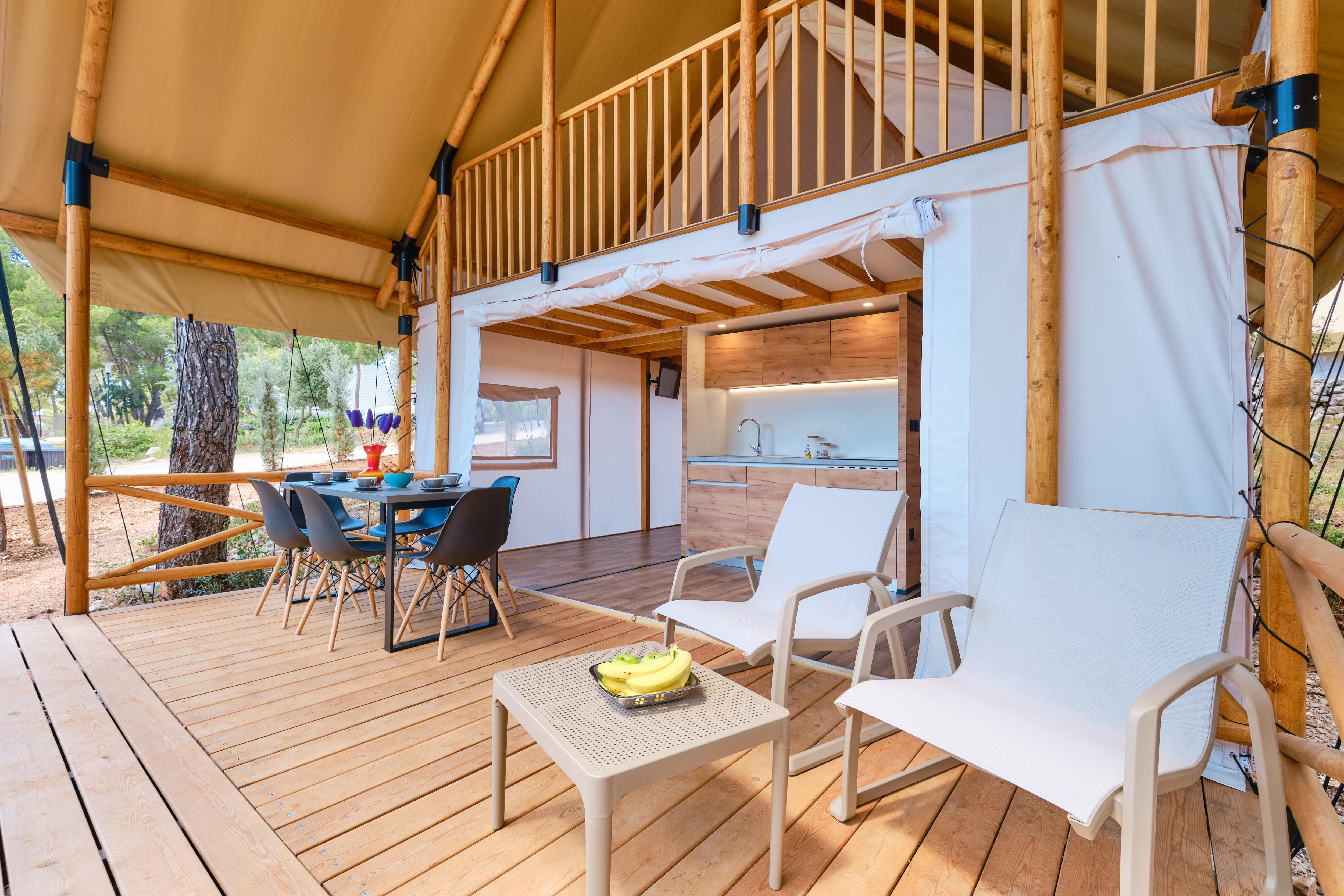 Glampingunterkunft: Überdachte Terrasse - Glamping Zelt Typ Family Premium