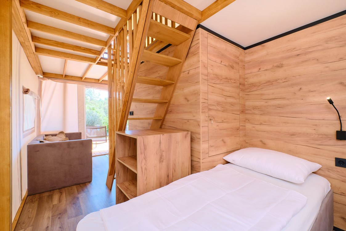 Glampingunterkunft: Schlafzimmer mit 2 Einzelbetten - Glamping Zelt Typ Family Premium auf Camping Čikat