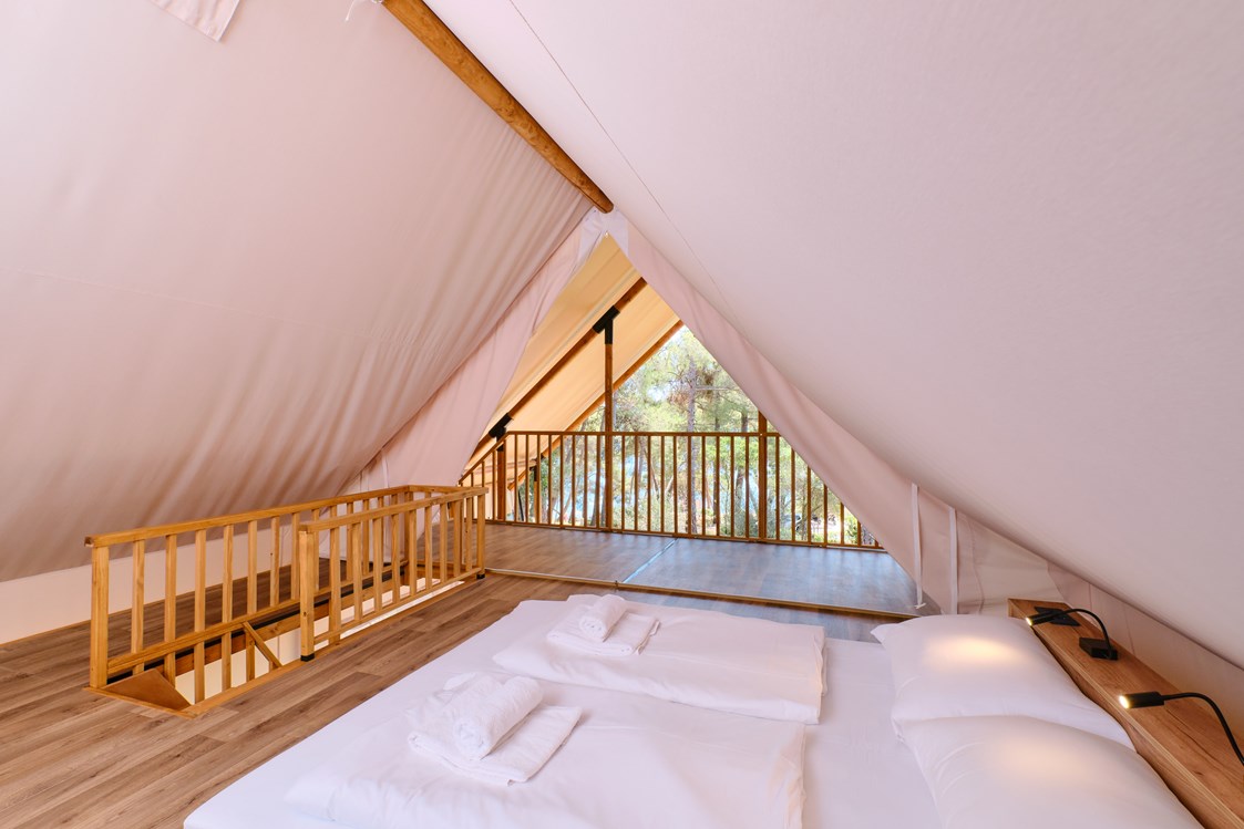 Glampingunterkunft: Schlafzimmer im 1. Stock - Glamping Zelt Typ Family Premium auf Camping Čikat