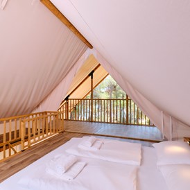 Glampingunterkunft: Schlafzimmer im 1. Stock - Glamping Zelt Typ Family Premium auf Camping Čikat