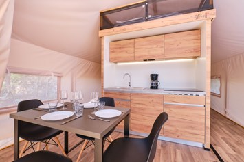 Glampingunterkunft: Küche mit Esszimmer - Glamping Zelt Typ Premium auf Camping Čikat 