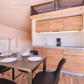 Glampingunterkunft: Küche mit Esszimmer - Glamping Zelt Typ Premium auf Camping Čikat 