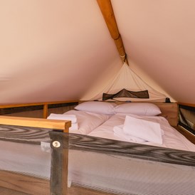 Glampingunterkunft: Schlafzimmer im 1. Stock - Glamping Zelt Typ Premium auf Camping Čikat 