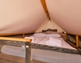 Glampingunterkunft: Schlafzimmer im 1. Stock - Glamping Zelt Typ Premium auf Camping Čikat 