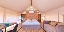 Luxuscamping - Schlafzimmer mit Esstisch und Sofa - Glamping Zelt Typ Couple auf Camping Čikat  