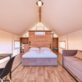 Glampingunterkunft: Schlafzimmer mit Esstisch und Sofa - Glamping Zelt Typ Couple auf Camping Čikat  