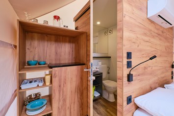 Glampingunterkunft: Kleine Küche mit Bad - Glamping Zelt Typ Couple auf Camping Čikat  