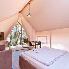 Glampingunterkunft: Schlafzimmer auf der anderen Seite - Glamping Zelt Typ Couple auf Camping Čikat  