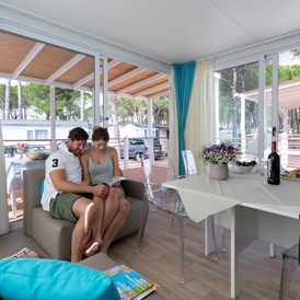 Glampingunterkunft: Wohnzimmer - Mobilheim Venice Platinum auf Camping Ca' Pasquali Village