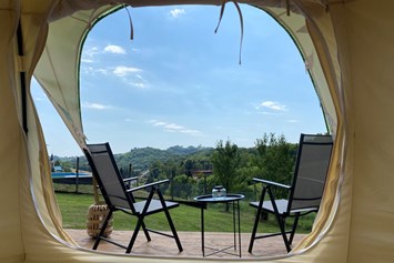 Glampingunterkunft: 'Zora', ein 5 m langes Lotus Belle-Zelt mit einem Kingsize-Bett, einer privaten Terrasse und einem wunderschönen Blick auf Mađerkin Breg. - Glamping Vila Trilogy