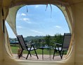 Glampingunterkunft: 'Zora', ein 5 m langes Lotus Belle-Zelt mit einem Kingsize-Bett, einer privaten Terrasse und einem wunderschönen Blick auf Mađerkin Breg. - Glamping Vila Trilogy