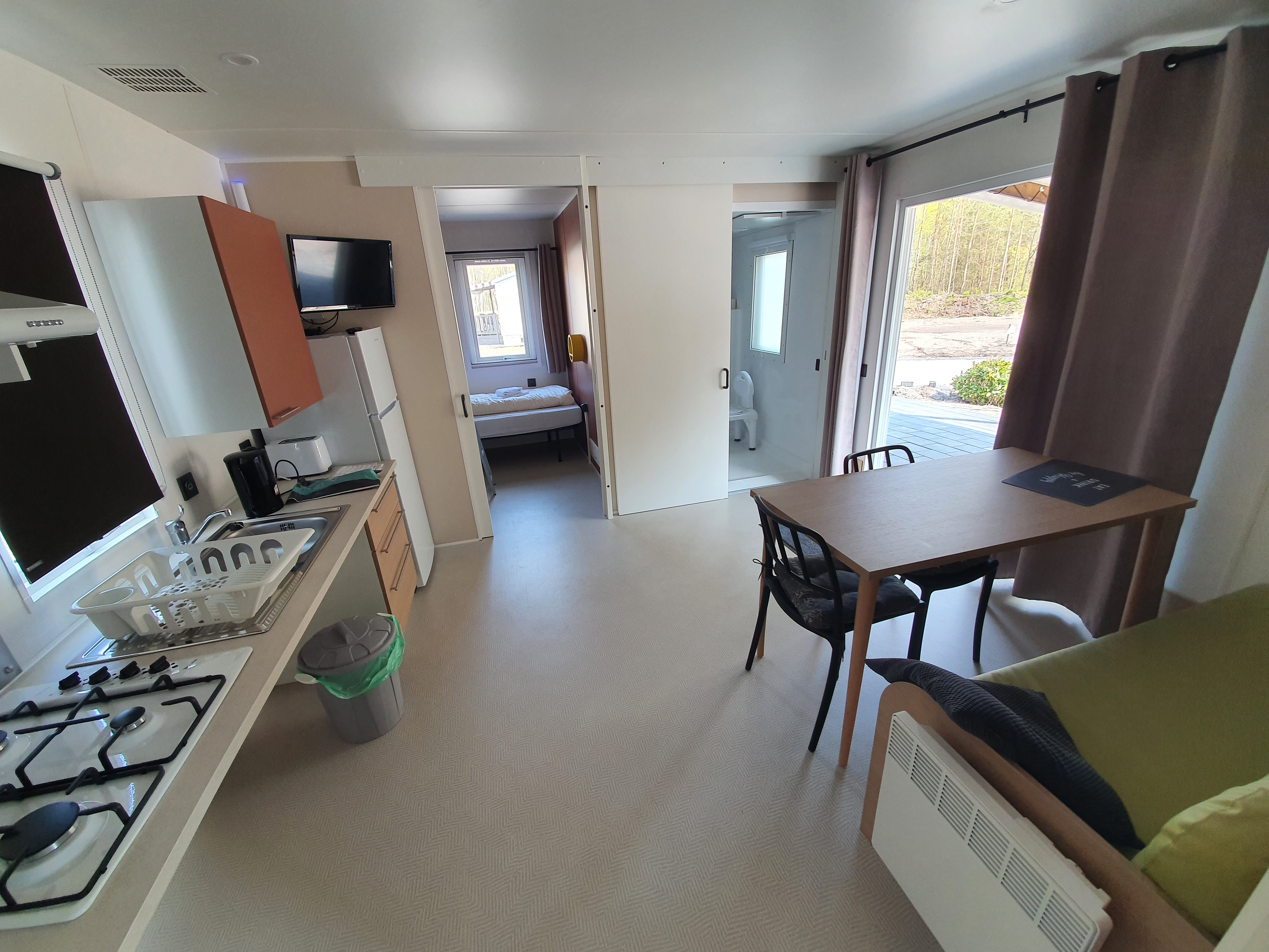 Luksuzno kampiranje - Soltau - Küche und Wohnbereich - Campingplatz "Auf dem Simpel" Heide-Lodge barrierefrei auf Campingplatz "Auf dem Simpel"