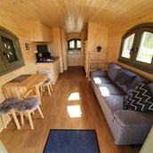 Luxuscamping: Innenansicht - Schäferwagen auf Campingplatz "Auf dem Simpel" 