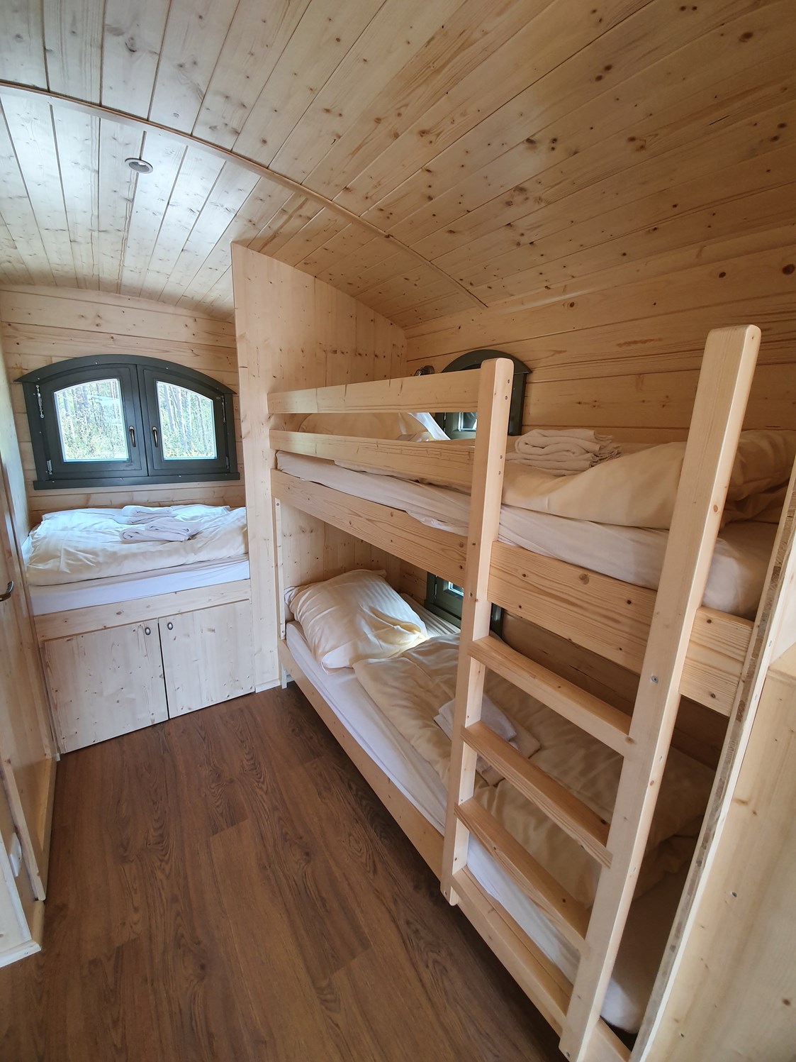 Glampingunterkunft: Betten - Schäferwagen auf Campingplatz "Auf dem Simpel" 