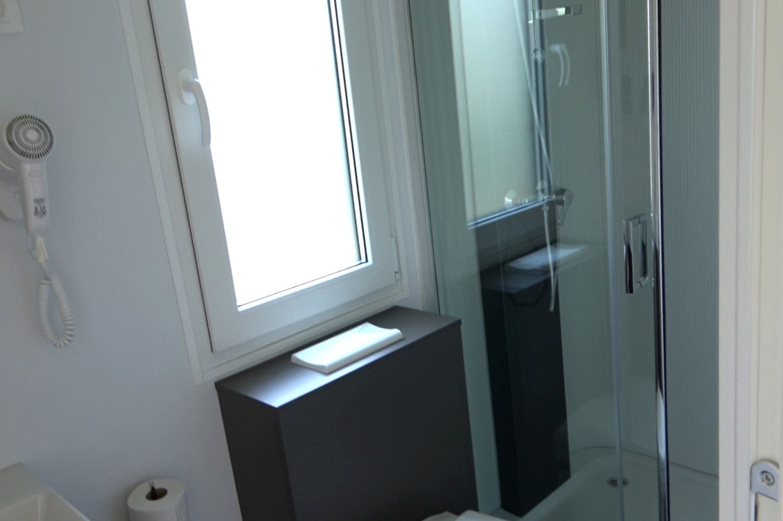 Glampingunterkunft: Ihr Badezimmer - Premium Mobilheime mit Terrassen am Terrassen Camping Ossiacher See