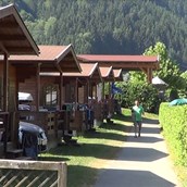 Luxuscamping: Unsere Campingbungalows in ruhiger Lage sind ideal für einen komfortvollen Urlaub! - Bungalow mit Terrassen am Camping Ossiacher See