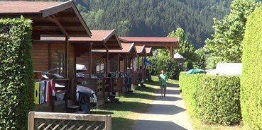 Luxuscamping - Kärnten - Unsere Campingbungalows in ruhiger Lage sind ideal für einen komfortvollen Urlaub! - Bungalow mit Terrassen am Camping Ossiacher See