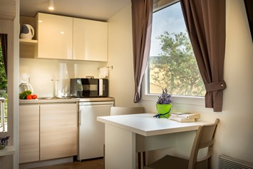 Glampingunterkunft: geräumige und gut ausgestattete Küche (Mikrowelle/Elektroherd) - Krk Premium Camping Resort - Mobilheim Bella Vista Premium Romantic 