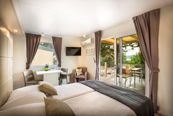 Glampingunterkunft: Doppelbett - Krk Premium Camping Resort - Mobilheim Bella Vista Premium Romantic 