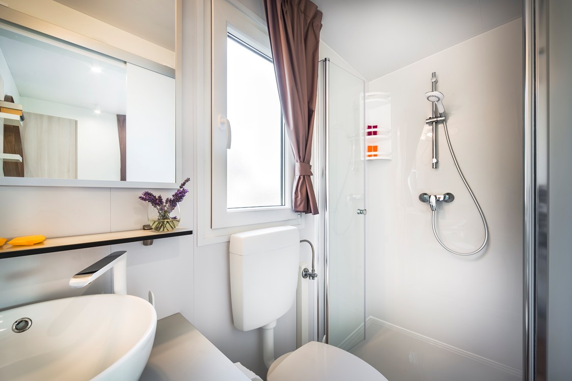 Glampingunterkunft: Badezimmer mit Dusche - Krk Premium Camping Resort - Mobilheim Bella Vista Premium Romantic 