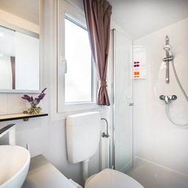 Glampingunterkunft: Badezimmer mit Dusche - Krk Premium Camping Resort - Mobilheim Bella Vista Premium Romantic 