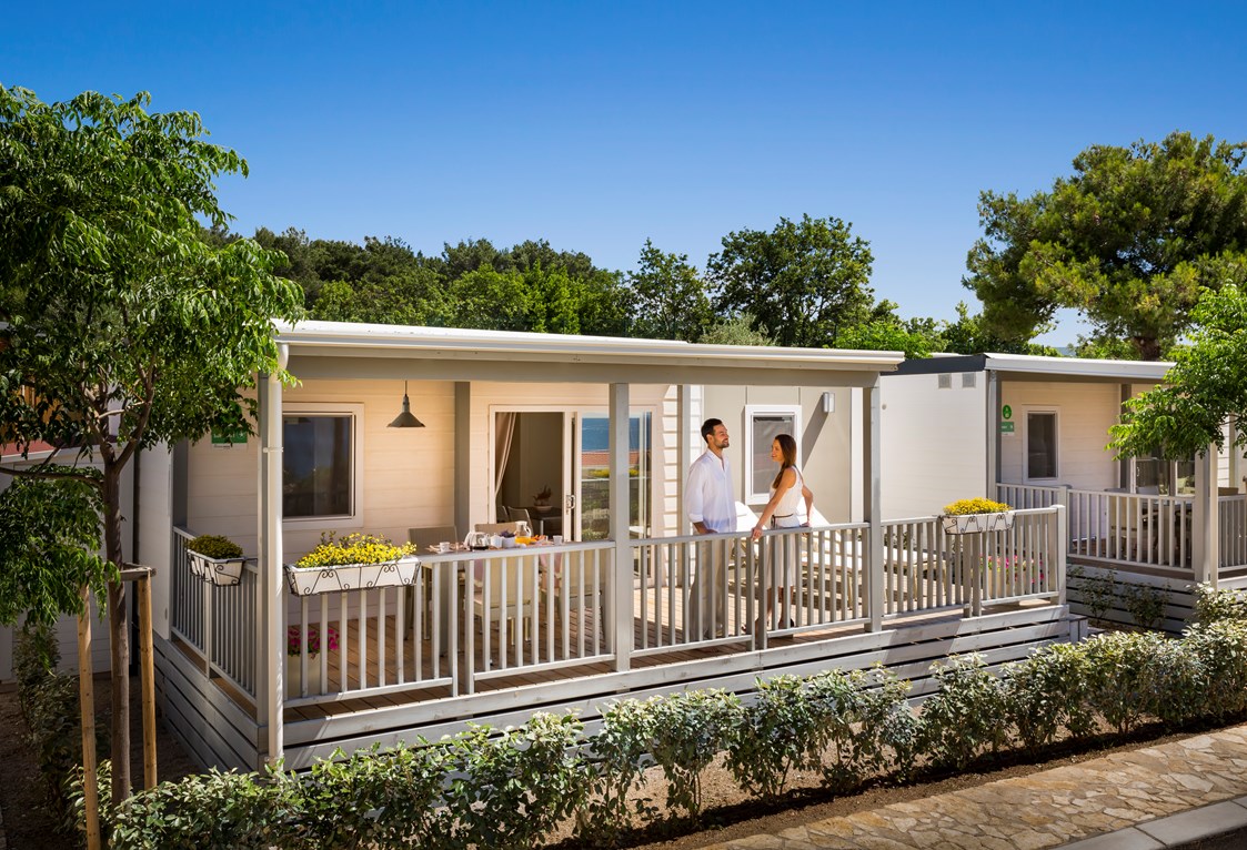 Glampingunterkunft: Wohnzimmer mit Satelliten-TV und zwei Badezimmer - Krk Premium Camping Resort - Mobilheim Superior