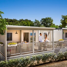 Glampingunterkunft: Wohnzimmer mit Satelliten-TV und zwei Badezimmer - Krk Premium Camping Resort - Mobilheim Superior