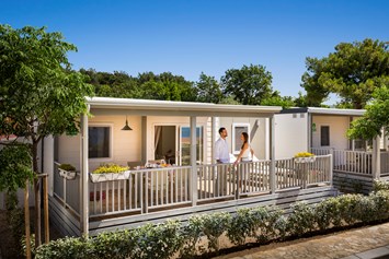 Glampingunterkunft: Wohnzimmer mit Satelliten-TV und zwei Badezimmer - Mobilheim Superior auf Krk Premium Camping Resort