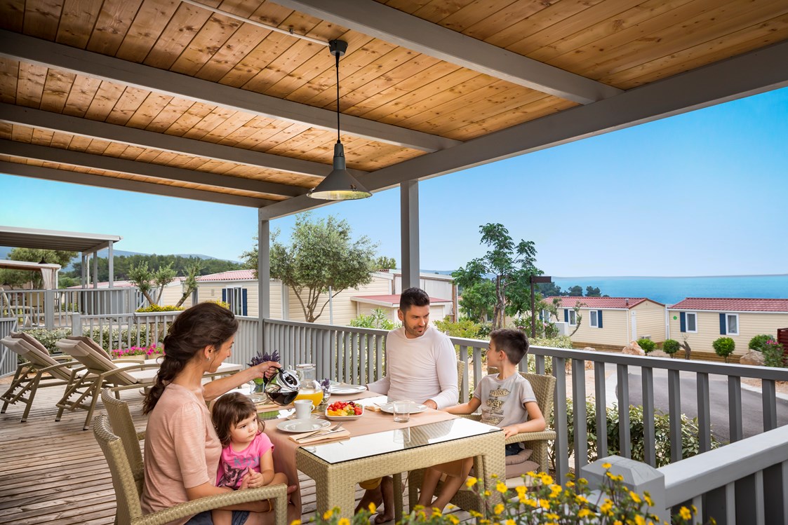 Glampingunterkunft: geräumige und überdachte Terrasse (Grill auf Anfrage) - Krk Premium Camping Resort - Mobilheim Family 