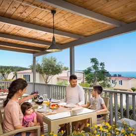 Glampingunterkunft: geräumige und überdachte Terrasse (Grill auf Anfrage) - Krk Premium Camping Resort - Mobilheim Family 