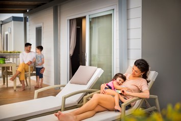 Glampingunterkunft: Family Mobilheime sind klimatisiert und haben eine große und überdachte Terrasse. - Krk Premium Camping Resort - Mobilheim Family 
