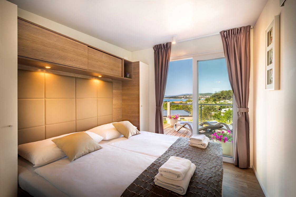 Glampingunterkunft: Schlafzimmer mit Doppelbett - Krk Premium Camping Resort - Mobilheim Bella Vista Premium 