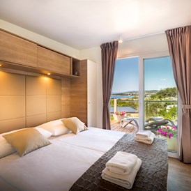 Glampingunterkunft: Schlafzimmer mit Doppelbett - Krk Premium Camping Resort - Mobilheim Bella Vista Premium 