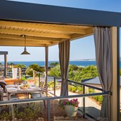 Luxuscamping: Geräumige und überdachte Terrasse (Grill auf Anfrage) - Krk Premium Camping Resort - Mobilheim Bella Vista Premium 