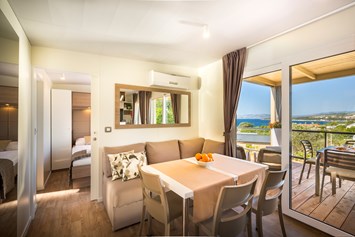 Glampingunterkunft: Wohnraum mit Sofa - Krk Premium Camping Resort - Mobilheim Bella Vista Premium 