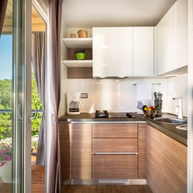 Glampingunterkunft: Geräumige und gut ausgestattete Küche (Mikrowelle/Elektroherd) - Krk Premium Camping Resort - Mobilheim Bella Vista Premium 