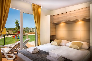 Glampingunterkunft: Schlafzimmer mit Doppelbett - Krk Premium Camping Resort - Bella Vista Premium Family 
