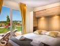Glampingunterkunft: Schlafzimmer mit Doppelbett - Krk Premium Camping Resort - Bella Vista Premium Family 
