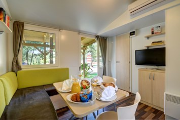 Glampingunterkunft: Wohnzimmer mit Zustellbett - Mobilheim Comfort auf Lanterna Premium Camping Resort