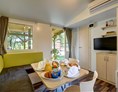 Glampingunterkunft: Wohnzimmer mit Zustellbett - Mobilheim Comfort auf Lanterna Premium Camping Resort